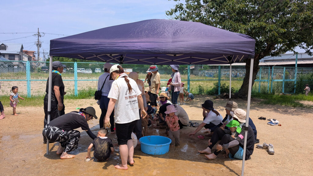 貝塚子育てネットワークの会乳幼児部会,公民館共催講座でどろあそびをしている風景